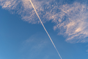 Kondensstreifen vor blauem Himmel., © Adobe Stock/Daniel