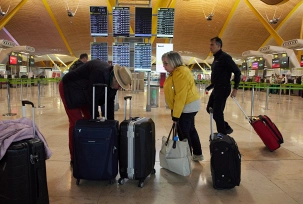 Passagiere stehen im Abfertigungsbereich des Terminals 4 des Flughafens Adolfo Suárez Madrid-Barajas., © DPA/Jesús Hellín/EUROPA PRESS
