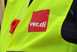 Beschäftigter mit Verdi-Warnweste und Trillerpfeife., © Verdi/über dts Nachrichtenagentur