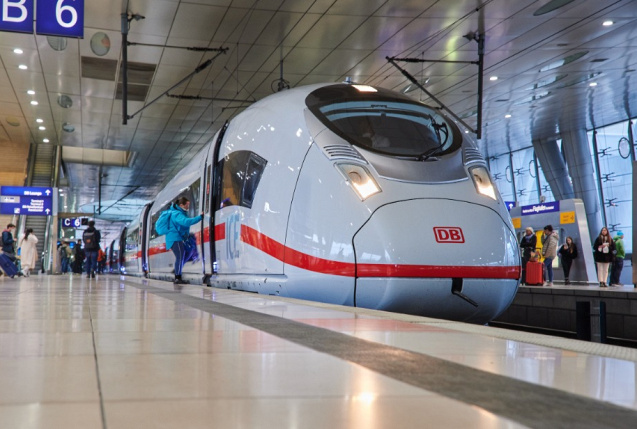 ICE 3 Neo am Flughafen Frankfurt., © Deutsche Bahn AG/Stefan Wildhirt