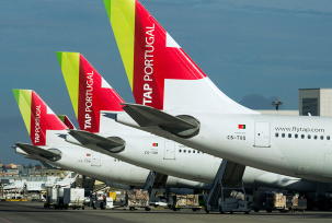 Flugzeuge der Tap stehen in Lissabon., © AirTeamImages.com/Rui Alves