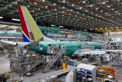 Boeing-Mitarbeiter arbeiten an der Endmontagelinie der 737 Max im Boeing-Werk Renton., © DPA/Ellen M. Banner