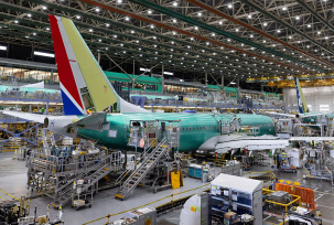 Boeing-Mitarbeiter arbeiten an der Endmontagelinie der 737 Max im Boeing-Werk Renton., © DPA/Ellen M. Banner