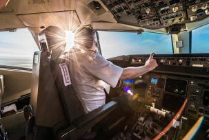 Pilot im Cockpit, © AirTeamImages.com/Felix Gottwald