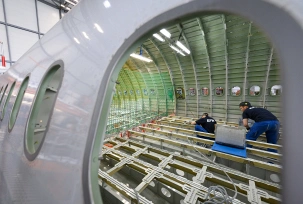 Mitarbeiter der EFW Elbe Flugzeugwerke GmbH, arbeiten am Flughafen Dresden am Umbau eines Airbus A300 zum Frachtflugzeug., © DPA/Robert Michael