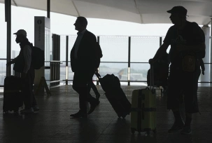 Passagiere am Flughafen Heathrow in London., © DPA/Kin Cheung/AP