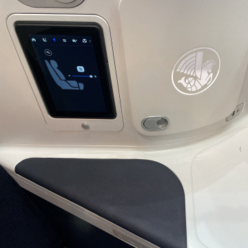 Neuer Sitz der Business Class bei Air France mit Tablet und 60-Watt-USB-C., © airliners.de/Andreas Sebayang