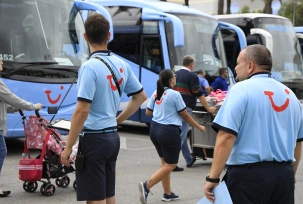 Tui-Busse am Flughafen von Mallorca, © DPA/Clara Margais