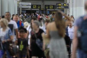 Passagiere am Flughafen von Palma de Mallorca, © DPA/Clara Margais