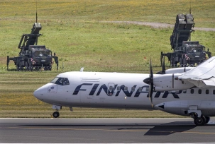 Finnair Flugzeug vor dem Patriot-Langstrecken-Luftverteidigungssystem auf dem Flughafen von Vilnius, © DPA