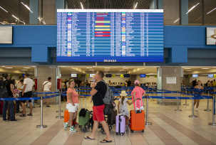 Griechenland, Paradeisi: Touristen warten am internationalen Flughafen Diagoras auf ihren Flug., © DPA/Socrates Baltagiannis