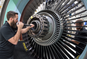 Ein Mitarbeiter arbeitet an einem Triebwerk von Pratt &amp; Whitney., © Pratt & Whitney