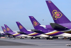Maschinen von Thai Airways International stehen am Flughafen Bangkok Suvarnabhumi., © AirTeamImages.com/Tek