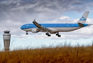 Ein Airbus A330 von KLM landet in Calgary., © AirTeamImages.com/Adrian Edwards