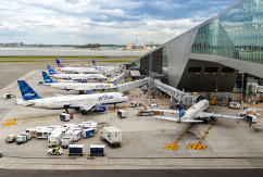 Maschinen von Jetblue und United Airlines stehen am New Yorker Flughafen La Guardia., © AirTeamImages.com/Markus Mainka