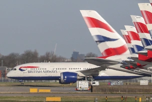Flugzeuge von British Airways stehen auf dem Flughafen London Heathrow., © DPA/Steve Parsons