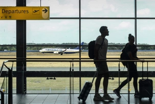 Passagiere am Flughafen Weeze vor einer landenden Ryanair-Maschine., © Airport Weeze