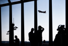 Passagierzahlen an deutschen Flughäfen sinken erstmals seit Corona-Krise, © DPA/Christoph Soeder