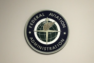 Das Logo der Federal Aviation Administration (FAA)., © DPA/Seth Wenig/AP