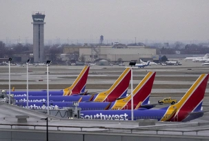 Vier Passagierflugzeuge der Southwest Airlines stehen an ihren Gates am Chicago Midway Airport., © DPA/Charles Rex Arbogast