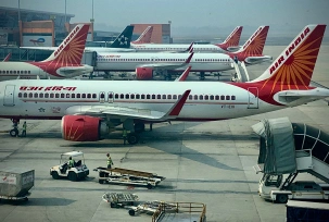 Flugzeuge von Air India stehen auf dem Flughafen in Neu-Delhi., © DPA/Manish Swarup