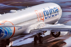 Eine Boeing 737 von Flydubai bei Regen auf dem Vorfeld., © AirTeamImages.com/Oleg Belyakov