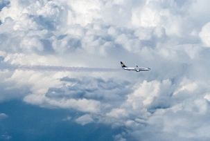 Eine Boeing 737 Max von Ryanair im Vorbeiflug zwischen Wolken., © AirTeamImages.com/Florent Lacressonniere