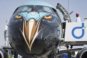 Embraer E195-E2 Jet mit dem Spitznamen "Profit Hunter" auf der Dubai Air Show., © DPA/Jon Gambrell