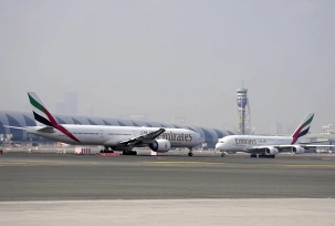 Eine Boeing 777-300 und ein Airbus A380 von Emirates begegnen sich auf dem Flughafen von Dubai., © DPA/Kamran Jebreili/AP