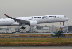 Ein Airbus A350-1000 der Japan Airlines landet auf dem Flughafen Tokio-Haneda., © DPA