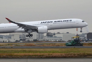 Ein Airbus A350-1000 der Japan Airlines landet auf dem Flughafen Tokio-Haneda., © DPA