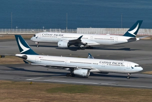 Airbus A330 und A350 von Cathay Pacific vor Start., © AirTeamImages.com/Mehrad Watson