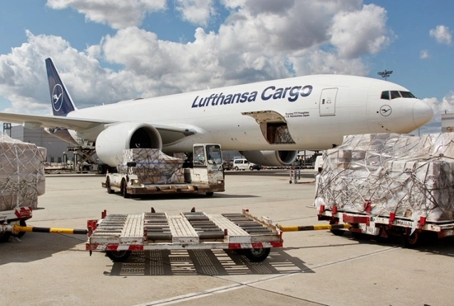 Eine Boeing 777F der Lufthansa Cargo beim Entladen von Luftfracht., © Lufthansa Cargo