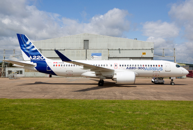 Ein Airbus A220 in Werksbemalung., © AirTeamImages.com/Dave Sturges