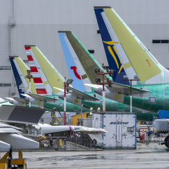 Boeing-Flugzeuge stehen in verschiedenen Stadien der Fertigung vor der Boeing Renton Factory in Renton, Washington, USA., © DPA/Scott Brauer