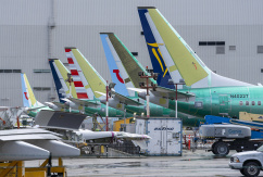 Boeing-Flugzeuge stehen in verschiedenen Stadien der Fertigung vor der Boeing Renton Factory in Renton, Washington, USA., © DPA/Scott Brauer