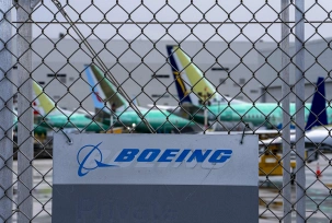 Boeing-Flugzeuge stehen in verschiedenen Stadien der Fertigung vor der Boeing Renton Factory in Renton, Washington, USA., © DPA/Scott Brauer