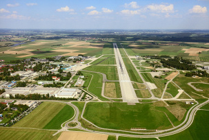 Der Flughafen Memmingen und seine Landebahn aus der Vogelperspektive., © Flughafen Memmingen