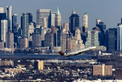 Ein Bombardier CRJ-900 von Delta startet vor der Hochhauskulisse New Yorks vom Flughafen Newark., © AirTeamImages.com/TT