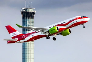 Ein Airbus A220 von Air Baltic in den Farben der Flagge Lettlands startet., © AirTeamImages.com/Matthieu Douhaire