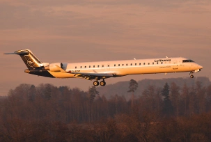 Ein Bombardier CRJ-900 der Lufthansa Cityline im Anflug bei Dämmerung., © AirTeamImages.com/Joel Basler