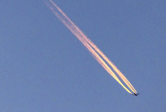 Ein Flugzeug fliegt am frühen Morgen am blauen Himmel und zieht einen Kondensstreifen hinter sich her., © DPA/Thomas Banneyer