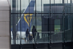 Passagiere vor dem Leitwerk einer Ryanair Maschine., © DPA/Henning Kaiser