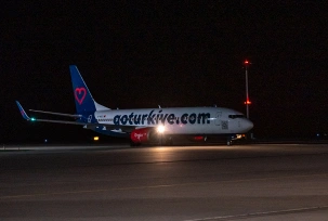 Boeing 737-800 von Mavi Gök Airlines rollt auf Flughafen Erfurt-Weimar., © Flughafen Erfurt-Weimar