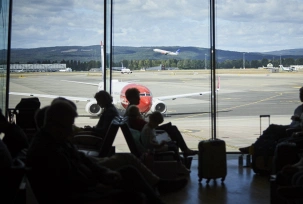Flugzeuge auf dem Vorfeld am Flughafen Oslo-Gardemoen, Passagiere im Vordergrund., © Avinor