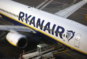 Eine Passagiermaschine der Fluggesellschaft Ryanair steht auf dem Flughafen Köln/Bonn., © DPA/Thomas Banneyer