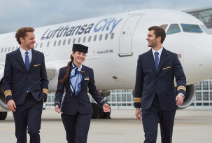 Lufthansa City Airlines Piloten und Flugbegleiter vor einem Airbus A319., © Lufthansa City Airlines