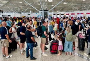 Passagiere warten am Londoner Flughafen Stansted., © DPA/Joe Giddens/PA Wire