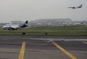 Flugzeuge landen auf dem internationalen Flughafen Benito Juárez., © DPA/Marco Ugarte