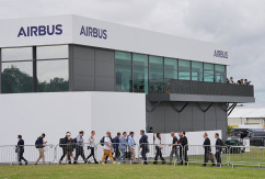 Menschen gehen am Airbus-Gebäude auf der Farnborough International Airshow vorbei, © DPA/Jonathan Brady